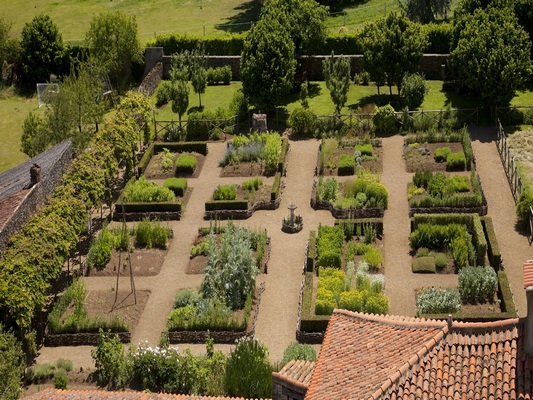 JARDIN D'INSPIRATION MÉDIÉVALE